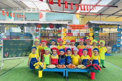 Hoạt động trải nghiệm “Bé làm dưa món” của lớp Nhỡ B không chỉ là học nấu ăn mà còn là dịp để các con rèn luyện đôi tay khéo léo và cảm nhận không khí Tết cổ truyền.  Gồng mình học toán không mệt bằng gồng tay chấn củ kiệu. Một buổi làm dưa món, cả lớp hóa thành ‘đầu bếp’ chuyên nghiệp hết cả rồi!”🥕