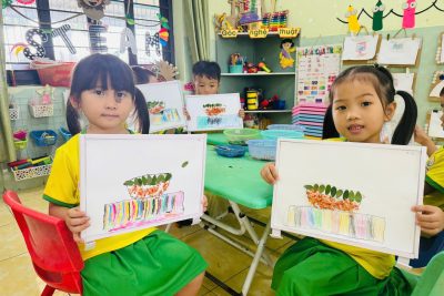 Lớp Nhỡ A tổ chức hoạt động tạo hình “Vẽ cái chén” từ bóng cho trẻ trải nghiệm.