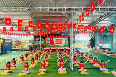 🌺🇻🇳 Chào mừng tháng 4 – tháng của những ký ức hào hùng 🌸✨ Hướng tới kỷ niệm ngày Giải phóng miền Nam 30/4 và Quốc tế Lao động 1/5 ❤️💛🎉  Các bé Khối Nhỡ và Khối Lớn Trường Mầm non Đức Lợi trong trang phục cờ đỏ sao vàng thật đáng yêu, háo hức hòa chung không khí rộn ràng 🎈🎶👕⭐ Qua những hoạt động ý nghĩa, các con thêm yêu quê hương, tự hào về truyền thống dân tộc 🌷🕊️🌈  Tự hào – Biết ơn – Tiếp bước 🇻🇳💪🌱 Chúc mọi người có một kỳ nghỉ lễ thật vui vẻ, ấm áp bên gia đình 🏡💕🥰🎊