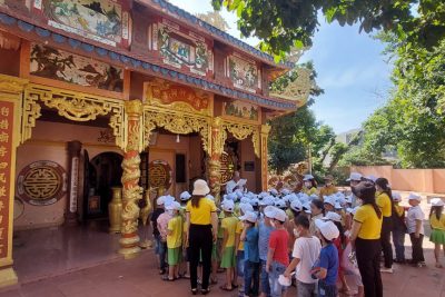 Trường MN Đức Lợi tổ chức cho trẻ 5 tuổi tham quan di tích lịch sử ở địa phương.