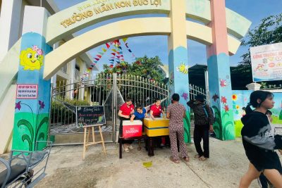 Đoàn thanh niên thực hiện chương trình ” Bán nước gây quỹ” ủng hộ trẻ trong trường có hoàn cảnh khó khăn