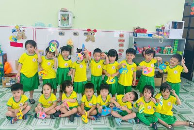 🌷 CHÀO MỪNG 8/3 – GỬI NGÀN YÊU THƯƠNG ĐẾN MẸ 🌷 🌸Nhân ngày 8/3, các bé lớp MG Bé A đã cùng nhau tham gia hoạt động tạo hình: “Trang trí túi xách tặng mẹ”. 🌸Bằng đôi bàn tay nhỏ xinh và sự tập trung đáng yêu, các con đã tự tay trang trí nên những chiếc túi thật xinh xắn gửi đến mẹ yêu 💕 🌸Kính chúc các bà, các mẹ luôn mạnh khỏe, hạnh phúc và mãi là điểm tựa yêu thương của các con ❤️