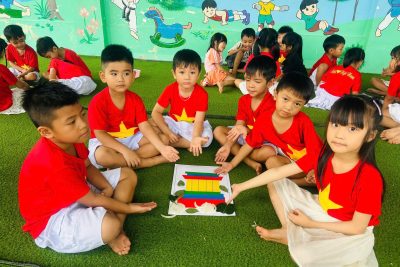 🎨🌸 Nhân kỷ niệm ngày sinh Bác Hồ kính yêu, các bạn nhỏ lớp Lớn B đã cùng nhau làm  Lăng Bác thật đẹp và ý nghĩa ❤️🇻🇳 🖐️🖐️Những đôi bàn tay bé xíu nhưng chứa đựng thật nhiều tình yêu dành cho Bác Hồ 🌼✨  🎶 Cả lớp còn cùng nhau hát vang bài: “🎵 Ai yêu Bác Hồ Chí Minh hơn thiếu niên nhi đồng…” 🎵  🌟 Một hoạt động thật vui và đầy ý nghĩa giúp các con thêm yêu kính Bác Hồ kính yêu ❤️👦👧🌻