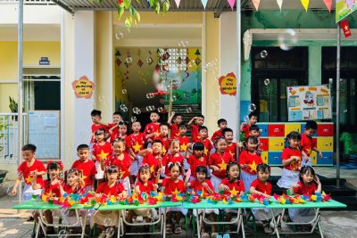 🎓🌸 KỶ YẾU LỚP LỚN B – TRƯỜNG MẦM NON ĐỨC LỢI 🌸🎓  Thời gian trôi thật nhanh… mới ngày nào các con còn bỡ ngỡ đến lớp với vòng tay cô giáo 🤗, hôm nay các thiên thần nhỏ của lớp Lớn B đã chuẩn bị tạm biệt mái trường mầm non thân yêu để bước vào lớp 1 rồi 💕📚  Cảm ơn các con vì đã mang đến biết bao tiếng cười, những khoảnh khắc đáng yêu và ngập tràn yêu thương 🥰🌈 Mỗi nụ cười 😊, mỗi ánh mắt 👀, mỗi cái ôm nhỏ xinh 🤍 sẽ mãi là kỷ niệm đẹp trong lòng cô và ba mẹ.  Chúc các con luôn chăm ngoan 🌻, tự tin 💪, học thật giỏi ✏️ và mãi giữ nụ cười hồn nhiên đáng yêu ấy q 🌟  📸 Kỷ yếu hôm nay sẽ là món quà lưu giữ cả một bầu trời tuổi thơ thật đẹp 💐 Tạm biệt lớp Lớn B yêu thương! Hành trình mới đang chờ các con phía trước 🚀🎒  💖 Yêu thương thật nhiều! 💖