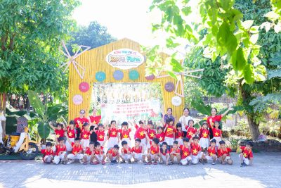 HOẠT ĐỘNG THAM QUAN – TRẢI NGHIỆM TẠI HAPPY FARM   Các bé trường mầm non Đức Lợi đã có một chuyến tham quan và trải nghiệm thật vui vẻ tại nông trại Happy Farm. 🐇🐓  Tại đây, các bé được hòa mình vào thiên nhiên, tận mắt quan sát các loại rau xanh, vật nuôi quen thuộc và tham gia nhiều hoạt động thú vị.  Thông qua hoạt động trải nghiệm thực tế, các bé không chỉ có thêm nhiều kiến thức bổ ích mà còn rèn luyện kỹ năng quan sát, sự mạnh dạn, tinh thần hợp tác và thêm yêu thiên nhiên!  Chuyến đi đã để lại thật nhiều tiếng cười và những khoảnh khắc đáng nhớ cho các con. Cảm ơn Happy Farm đã mang đến một ngày trải nghiệm đầy ý nghĩa cho các bé! Xin chân thành cảm ơn quý phụ huynh đã luôn quan tâm, phối hợp và tham gia cùng nhà trường trong các hoạt động của các con. ❤️