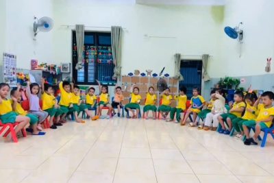 Lớp Nhỡ B đã tổ chức hoạt động chơi theo ý thích “Cảm thụ thang âm nguyên” cho trẻ. Từ một thang âm nguyên “Đồ-rê-mi-fa-son-la-si-đố” cơ bản đã giúp giáo viên phát hiện, rèn luyện, phát huy các kỹ năng và năng khiếu cho trẻ.