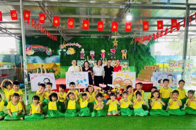 Lớp Mẫu giáo Lớn B  Hoạt đông chơi ngoài trời ” Trang trí tranh Chào mừng ngày nhà giáo Việt Nam (20/11/1982 – 20/11/2025″)