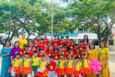 Hoạt động “Tham quan trường tiểu học” Khối Mẫu giáo 5-6 tuổi “Hôm nay các bạn nhỏ đã có chuyến tham quan trường tiểu học thật vui 🏫🎉 Từ những lớp học xinh xắn 🪑📚 đến sân trường rộng rãi 🌳⚽, tất cả đều khiến các con vô cùng thích thú 😍✨ Chuyến đi giúp các con thêm tự tin 💪🎒 và sẵn sàng bước vào lớp Một 💖🌈”