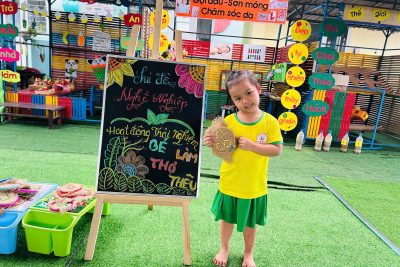 Lớp Lớn B: Hoạt động trải nghiệm ” Bé làm thợ thêu”
