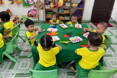 Nhóm trẻ B tổ chức hoạt động kỹ năng cầm thìa cho trẻ 24-36 tháng