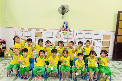 Hoạt động “Trang trí giỏ hoa tặng Mẹ” nhân ngày 20/10 cho trẻ mẫu giáo 3- 4 tuổi (A)