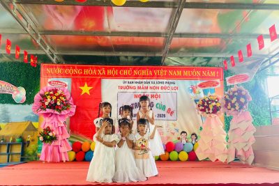 Sáng ngày 05/9/2025, Trường Mầm non Đức Lợi đã tổ chức ngày hội đến trường của bé, trong không khí vui tươi và đầy phấn khởi. Đây là một ngày đặc biệt không chỉ đối với các cháu học sinh mà còn đối với toàn thể giáo viên, phụ huynh và toàn xã hội. Trong không khí rộn ràng, các tiết mục văn nghệ do chính các cháu học sinh và cô giáo biểu diễn đã tạo nên những phút giây ấn tượng, làm cho ngày hội trở nên sống động và đầy sắc màu. Những bài hát, điệu múa vui nhộn không chỉ thể hiện sự háo hức của các các cháu mà còn làm ấm lòng tất cả các bậc cha mẹ Ngày hội đến trường của bé không chỉ là một sự kiện quan trọng đánh dấu sự bắt đầu của năm học mới mà còn là dịp gắn kết cộng đồng, thể hiện sự quan tâm và ủng hộ của phụ huynh đối với sự phát triển của các em. Các bậc phụ huynh đã không ngừng bày tỏ sự tin tưởng và ủng hộ đối với nhà trường, cùng nhau chung tay xây dựng một môi trường học tập tốt nhất cho các con.