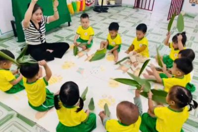 Hoạt động âm nhạc “Cảm thụ giai điệu với lá cây” cho nhóm trẻ 24-36 tháng thổi (A)